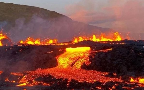 Vídeo: erupção vulcânica causa espetáculo e atrai turistas na Islândia