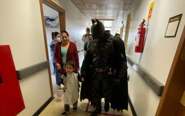 Voluntário “encarna” o Batman para ajudar pessoas com câncer no Brasil