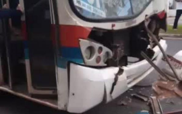 Acidente entre dois ônibus do sistema coletivo deixa feridos em Aracaju