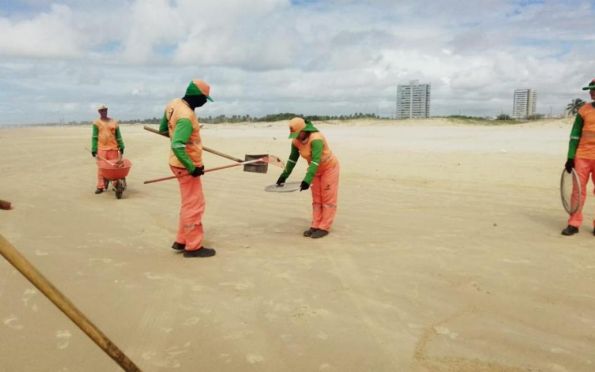 Ato para limpeza de manchas de óleo é realizado em praias de Aracaju