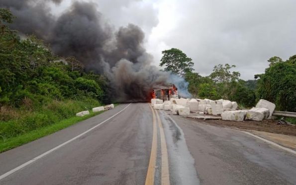 Caminhão carregado com algodão tomba em Cristinápolis e pega fogo