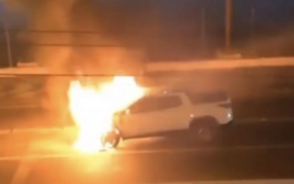 Carro pega fogo em avenida Augusto Franco, em Aracaju