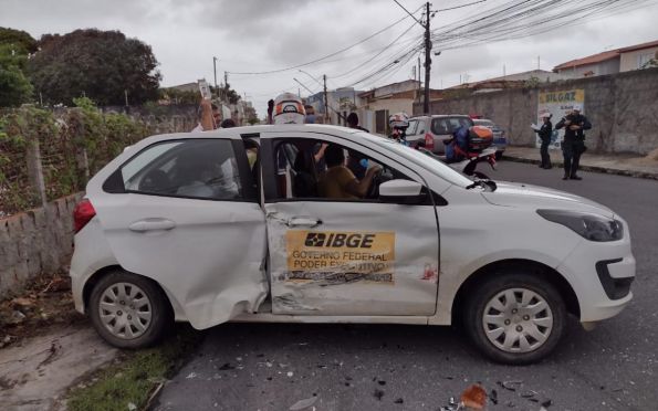 Colisão entre caminhão e carro do IBGE deixa passageiro ferido