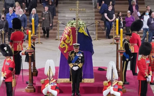Cortejo militar segue caixão da rainha Elizabeth II por Londres