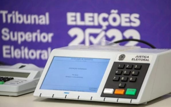 Eleitores com celulares podem ser retirados de cabines por policiais