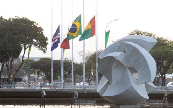 Em Brasília, bandeiras ficam a meio-mastro após morte de Elizabeth II