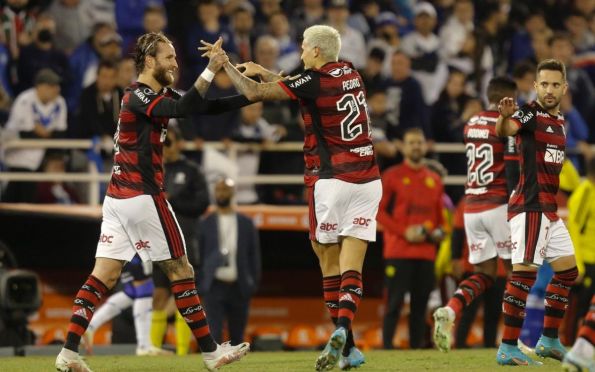 Flamengo goleia o Vélez e está com um pé na final da Libertadores