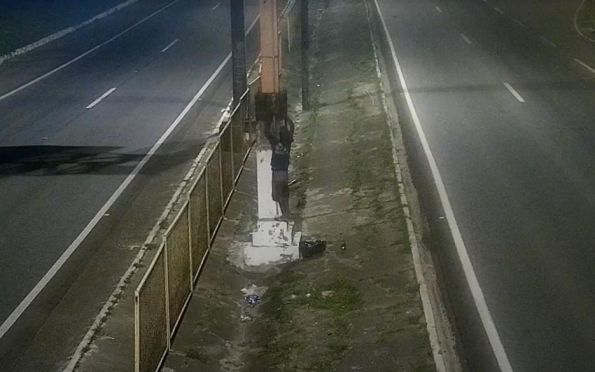 Homem é flagrado furtando fiação de poste em Aracaju; veja vídeo