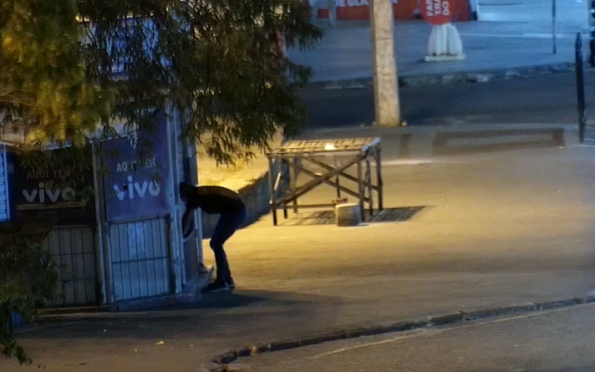 Homem é flagrado furtando quiosque em Aracaju; veja vídeo