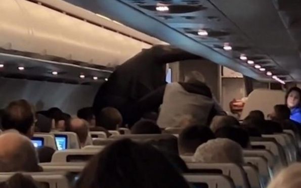 Homem é imobilizado em voo após destruir banheiro de avião