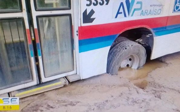 Ônibus cai em buraco na avenida Tancredo Neves e causa transtornos 