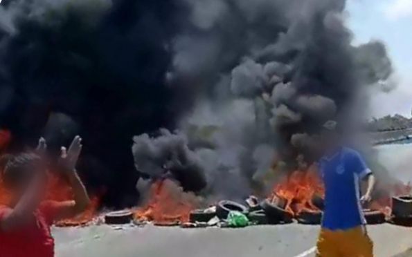 Protesto com pneus e fogo bloqueia trânsito na ponte do Porto D’Antas