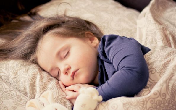 Psicopedagoga explica como a rotina influencia no sono da criança