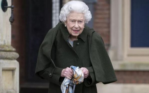 Rainha Elizabeth está sob supervisão médica, e parentes são chamados