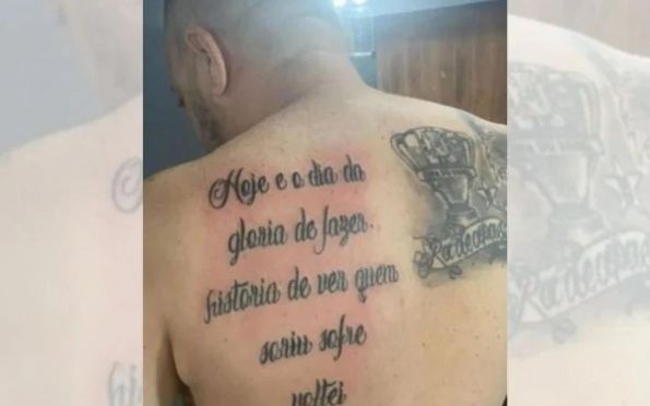 Torcedor cruzeirense tatua música e erros de português viralizam