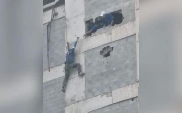 Vídeo: trabalhador fica pendurado do lado de fora em prédio no Guarujá