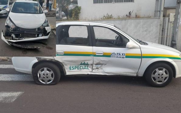 Acidente com táxi, no Centro de Aracaju, deixa dois feridos