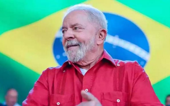 Após doze anos, Lula (PT) é eleito presidente da República do Brasil