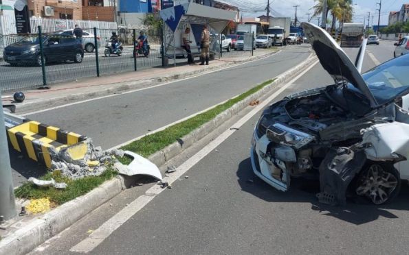 Colisão entre carro e caçamba deixa condutor ferido em Aracaju