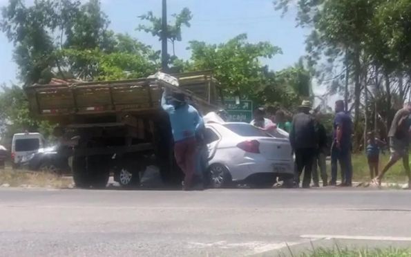 Delegado de Umbaúba sofre acidente de trânsito e fica preso às ferragens