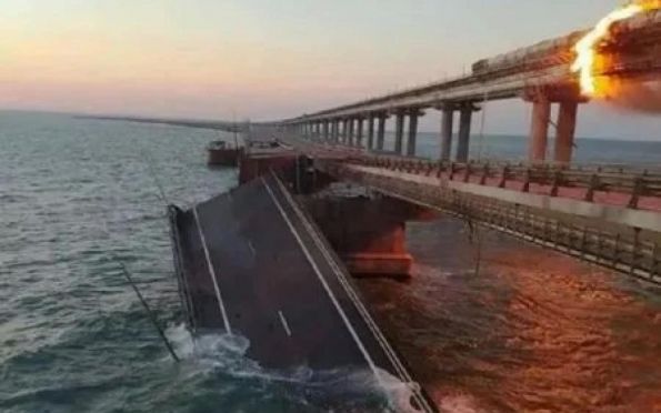 Explosão destrói ponte estratégica que liga Rússia à Crimeia