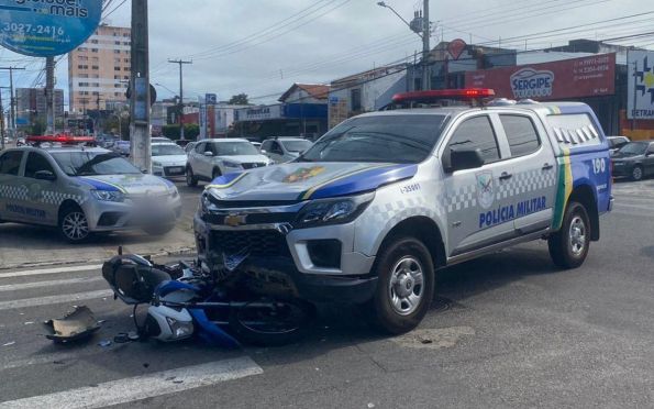 Motociclista fica ferido após acidente com viatura policial em Aracaju