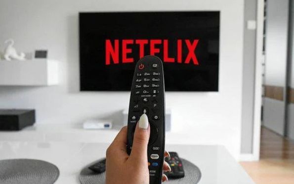 Netflix com anúncio é R$ 7 mais barato, mas tem menos conteúdo