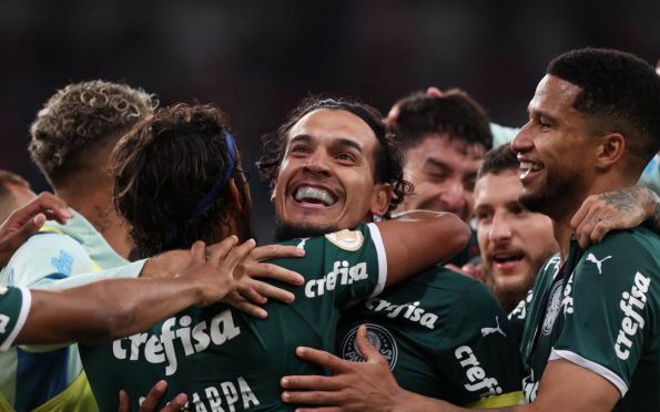Palmeiras supera Athletico-PR e coloca uma mão na taça do Brasileiro