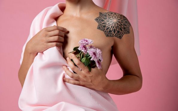Tatuagem reparadora da aréola reforça autoestima da paciente com câncer