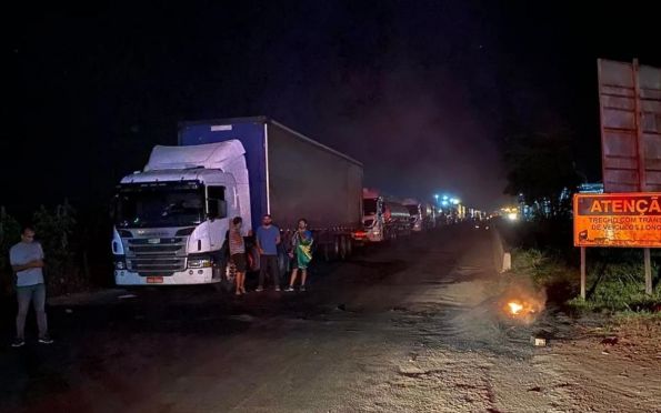 Após eleições, caminhoneiros bloqueiam BR-101 em Laranjeiras (SE)
