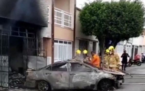 Carro pega fogo na calçada de uma residência na cidade de Propriá 