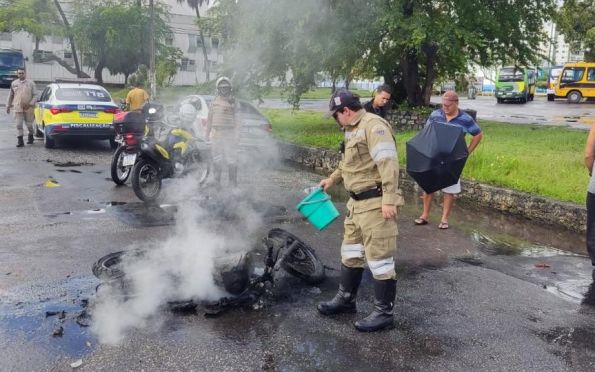 Moto pega fogo e fica carbonizada após acidente em Aracaju