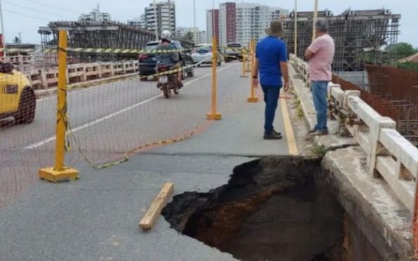 Parte do asfalto da ponte sobre rio Poxim cedeu em Aracaju 