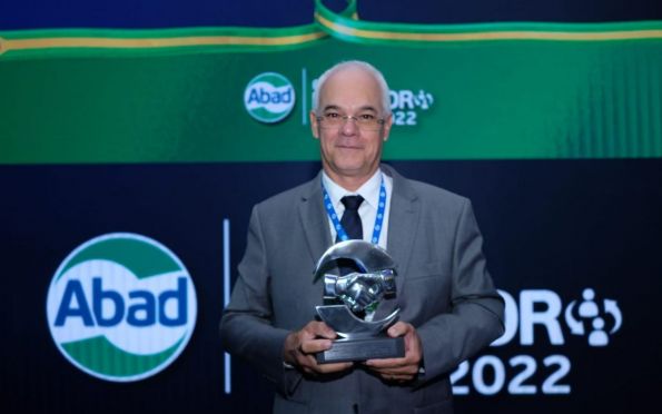 Raymundo Juliano é homenageado pela ABAD com troféu ao Grupo Fasouto