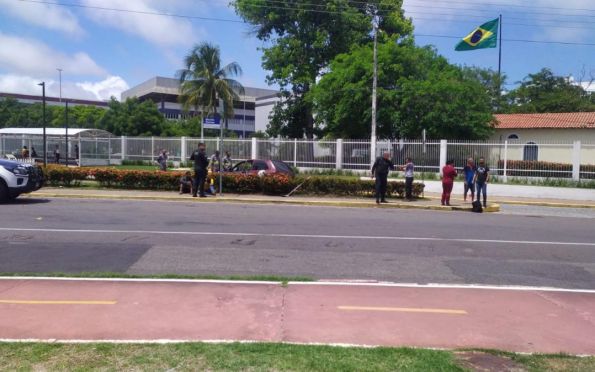 Homens furtam peça de carro e causam acidente em Aracaju 