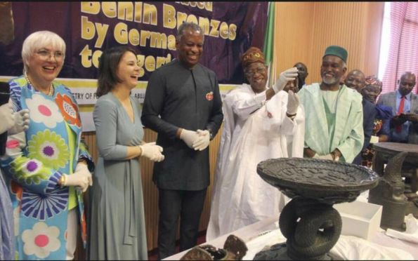 Alemanha entrega à Nigéria 20 bronzes de Benin    