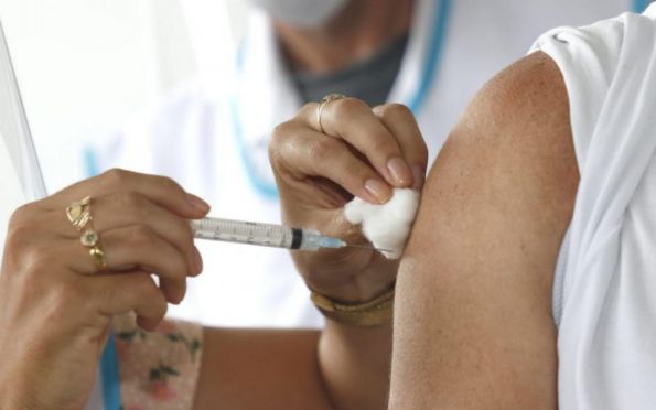 Aracaju inicia aplicação de 5ª dose da vacina em maiores de 70 anos