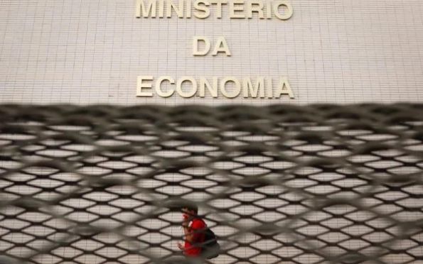 Brasil deve encerrar ano com superávit de 0,4% do PIB