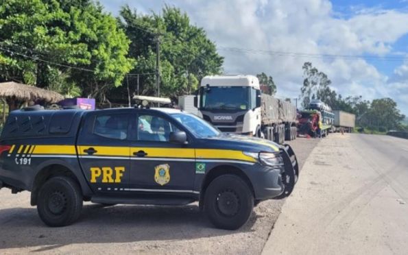 Colisão entre caminhão e carreta deixa condutor preso às ferragens em SE
