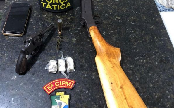 Dois homens são presos por posse ilegal de arma em Neópolis 
