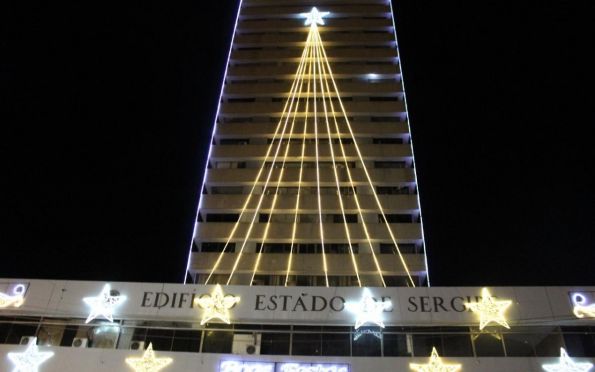 Edifício Maria Feliciana é iluminado com decoração natalina