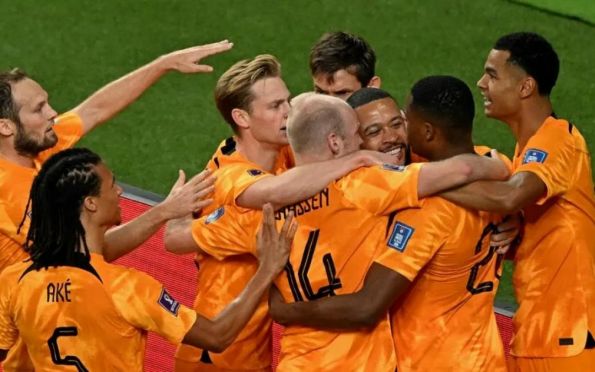 Holanda faz 3 x 1 sobre EUA e é a 1ª seleção a avançar às quartas de final