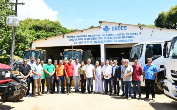 Laércio entrega caminhões e tratores para Prefeituras e associações 