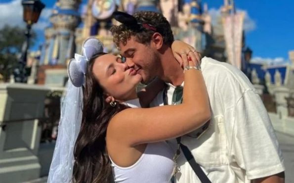 Larissa Manoela repete meme e leva noivo à Disney: “Podem falar”