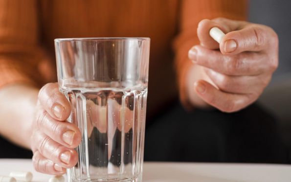 Misturar remédio com álcool faz mal? Saiba principais riscos
