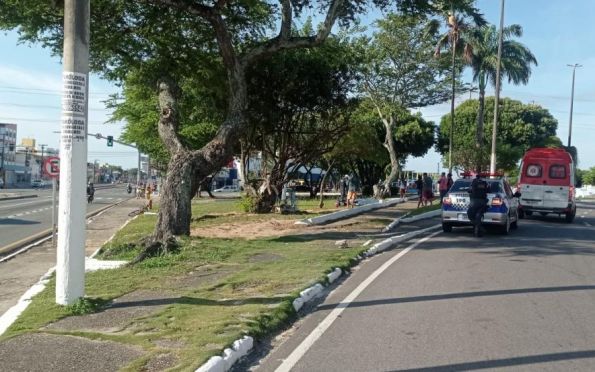 Motociclista morre após chocar veículo contra árvore em Aracaju
