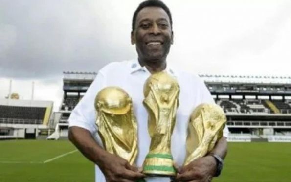 No hospital, Pelé tranquiliza os fãs: “Fazendo minha visita mensal”