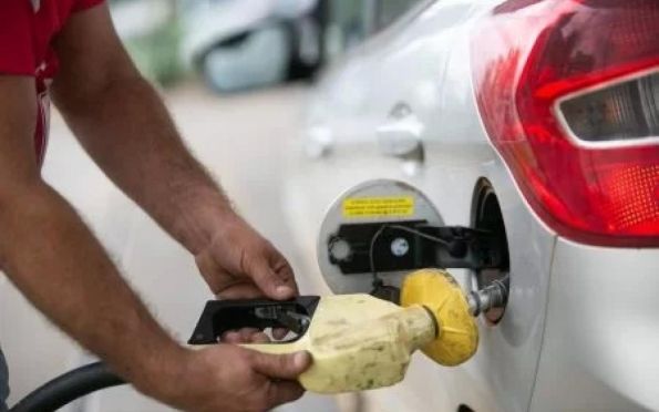 Preço da gasolina recua pela 5ª vez seguida e fica abaixo dos R$ 5