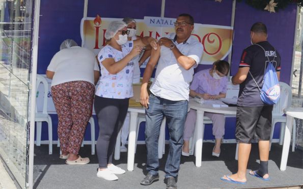 Prefeitura inicia vacinação contra covid-19 na praça Fausto Cardoso