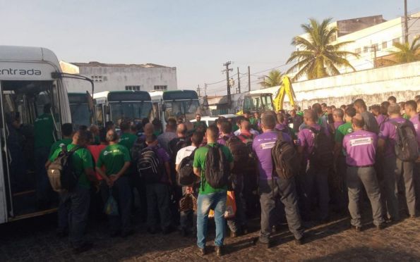 Rodoviários de empresa de ônibus de Aracaju realizam paralisação
